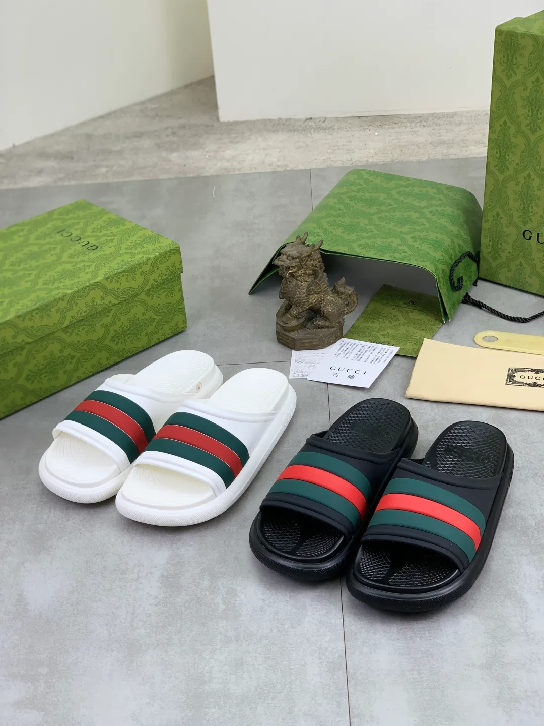 Men's Men's Shoes 💰P300💰[New Style] High Version 🎁🎁🎁 GUCCI New Year of the Snake casual slippers, original official website, perfect workmanship, transmitting a kind of noble luxury, sublimating its definition of luxury in Gucci's high-end extraordinary craftsmanship. Original Gucci double G combination outsole, code number: 35-46, complete package